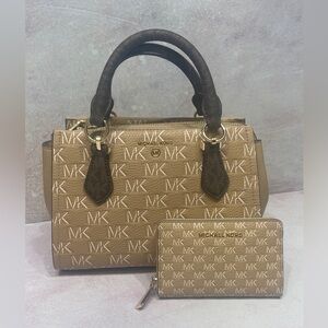Michael Kors Marilyn Small Satchel & Wallet Set
Camel/Brown MK Signature Logo